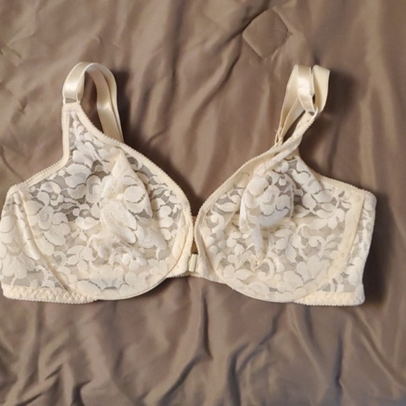 I am looking to purchase a Warner's Lace Bra, any colour. Size 38 or larger - Picture 4 of 4